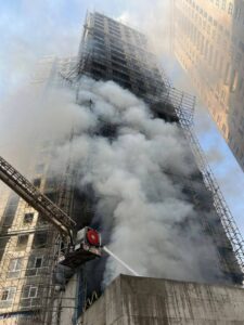 نجات بیش از ۳۰ نفر از آتش‌سوزی در برج در حال ساخت در بزرگراه همدانی