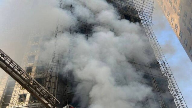 نجات بیش از ۳۰ نفر از آتش‌سوزی در برج در حال ساخت در بزرگراه همدانی