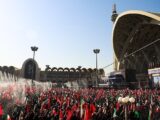 ژاپن تایمز: مردم ایران با پرچم‌های سرخ در مصلی حاضر شده‌اند