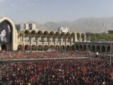 گزارش سی ان ان از مراسم اقامه نماز بر پیکر رهبر شهید ایران؛ گرمای تابستان به چالش کشیده شد