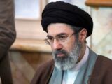 آیت‌الله سید مجتبی خامنه‌ای در خاکسپاری رهبر شهید حضور داشتند